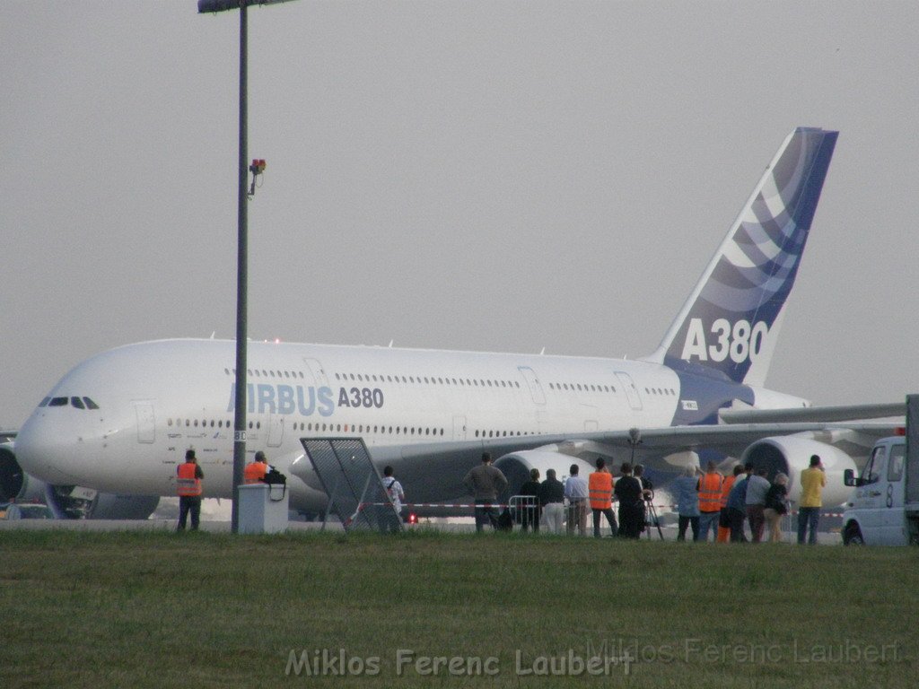 Warten auf den Airbus 380 Koeln Bonn P321.JPG